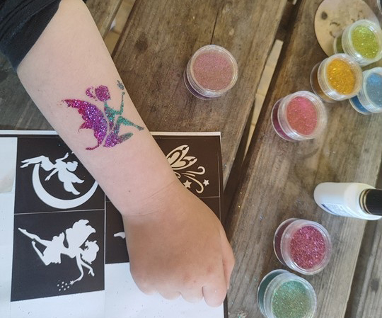 Glitzertattoos und Kinderschminken am Kindertag